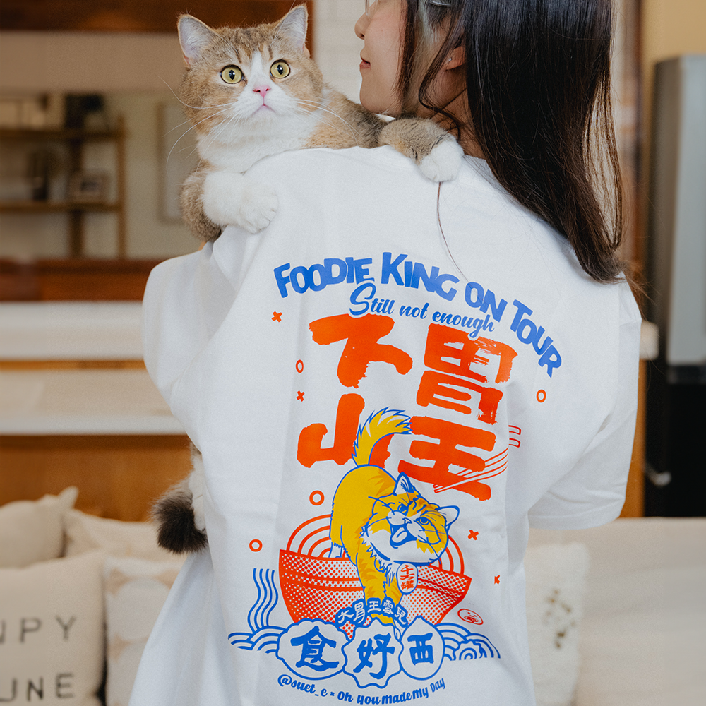 Foodie King SuetE Cat T-Shirt, Blue Tshirt White Side, Casual Style